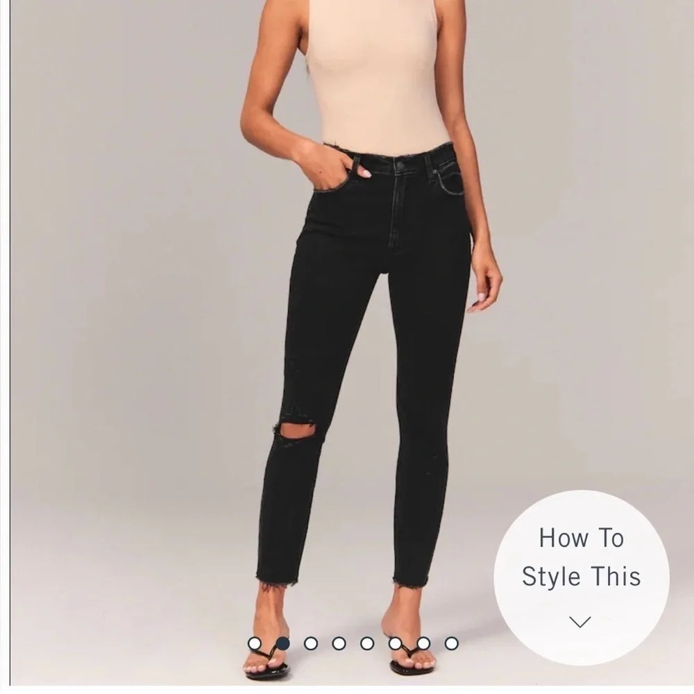 Abercrombie Women’s The Skinny High Rise Ripped Knee Jean in Black in 20S/35